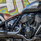 mit schwarzen Schrauben und neuem Sattel